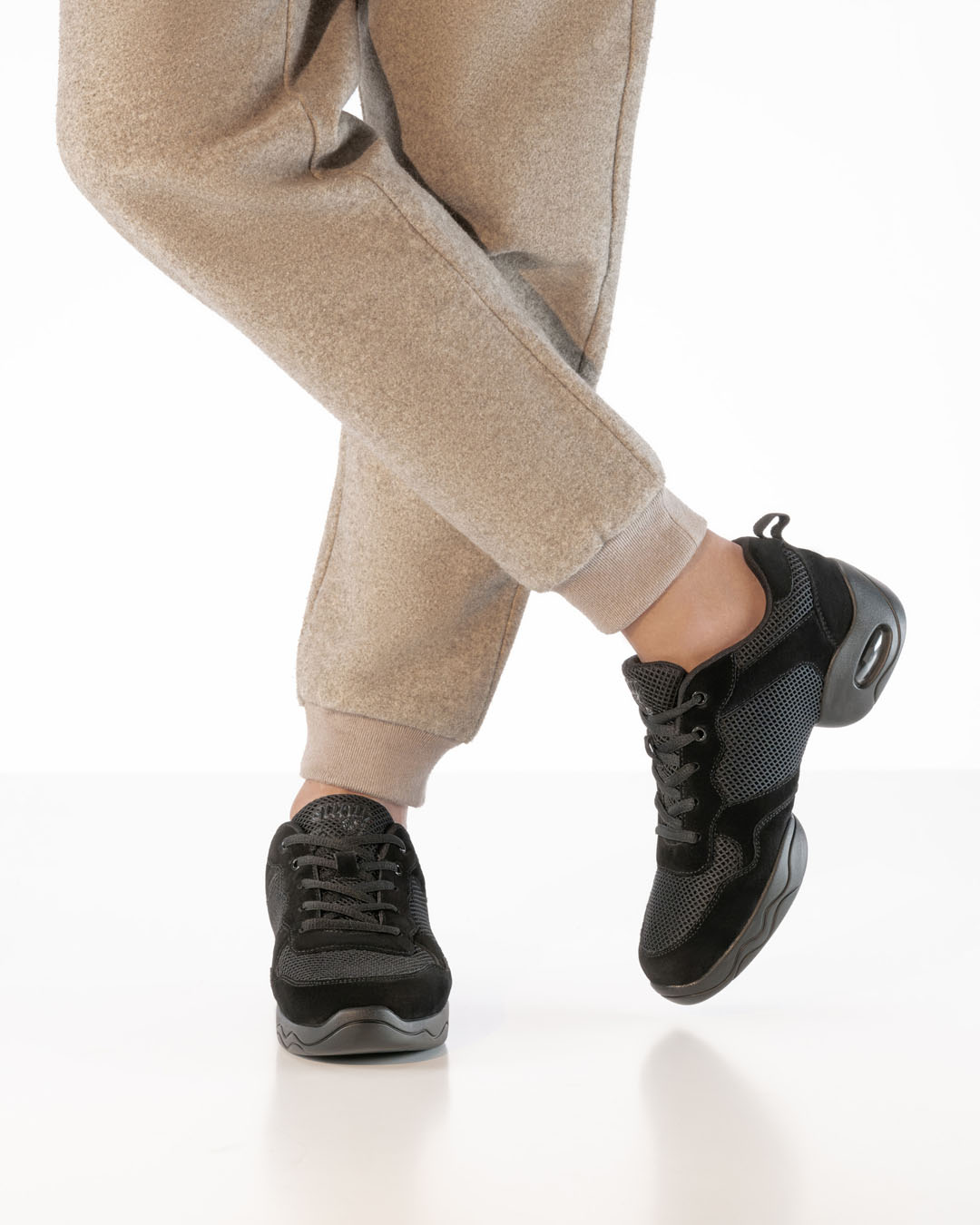 Baskets de danse noires à semelle fendue, signées Werner Kern, au style « chunky »