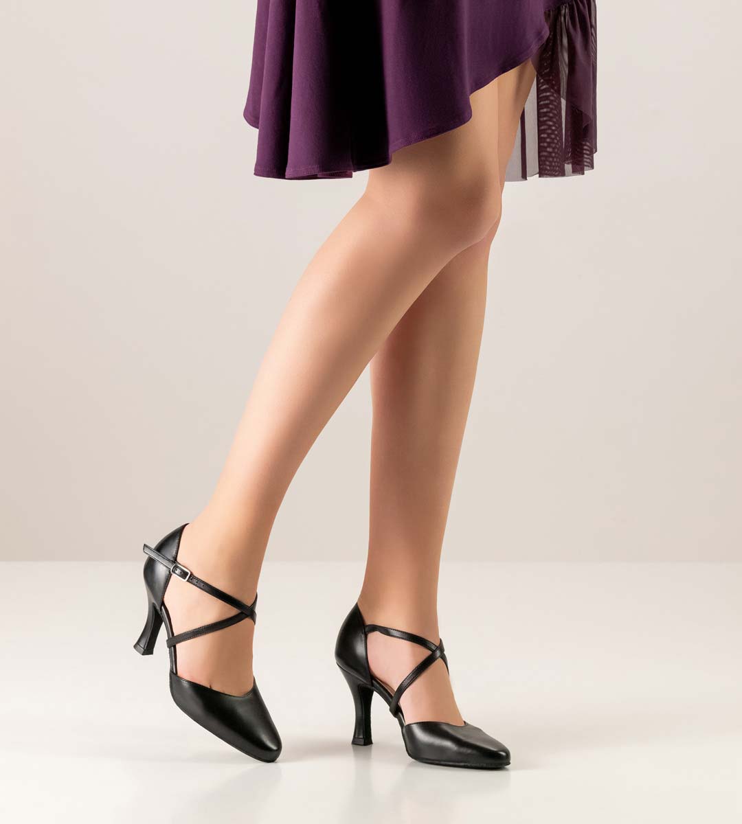 Patty Robe violette en combinaison avec la chaussure Werner Kern Ladies Tango en noir