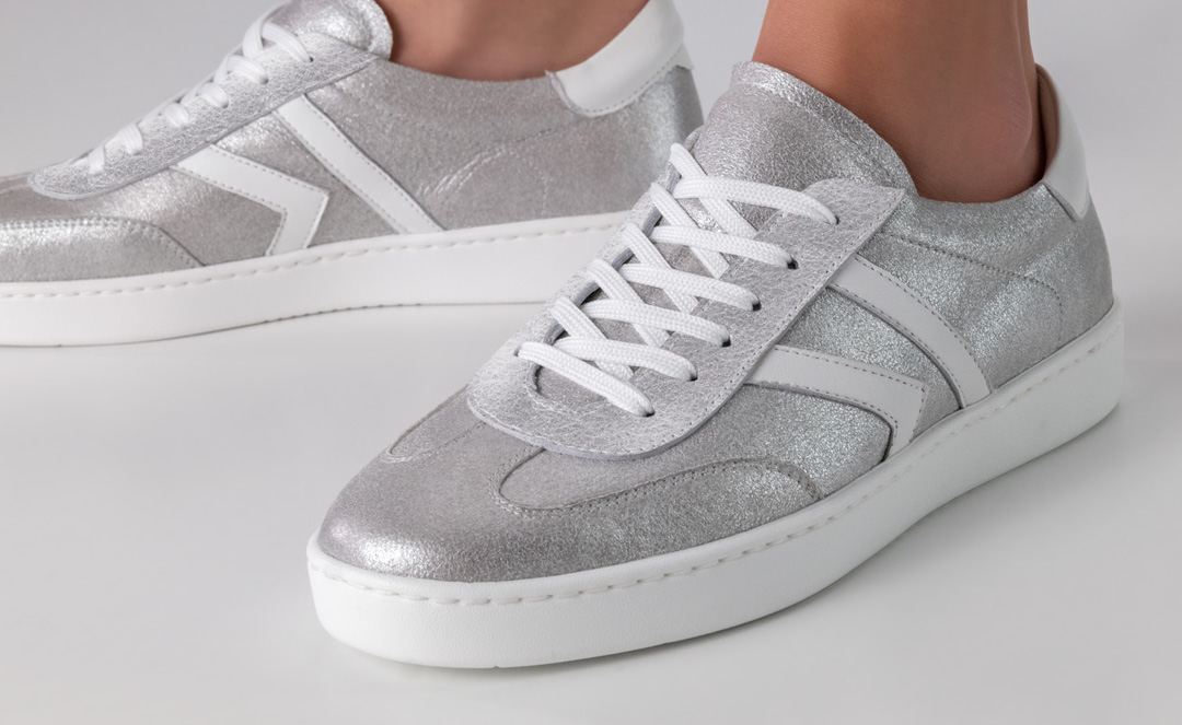 Tanzsneaker für DAmen aus wunderschön matt schimmerndem Nappaleder mit weißer Tanzschuhsohle für Salsa, Bachata für drinnen und draußen