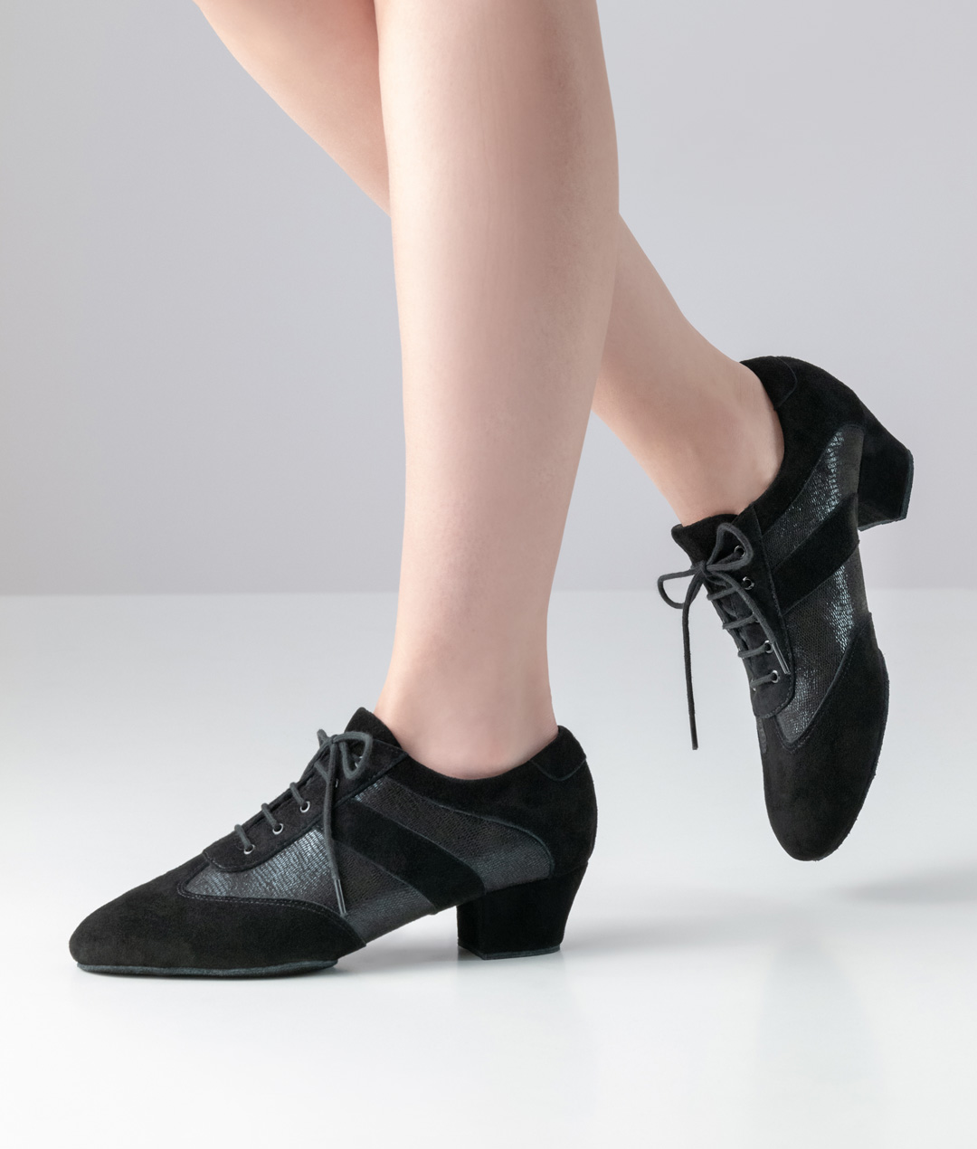 Baskets de danse d'entraînement noires avec semelle divisée et talon de 3,5 cm en cuir brillant de Anna Kern.
