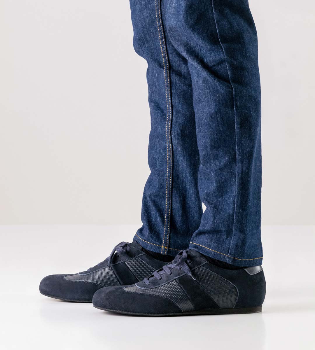 Bari Chaussures de danse Werner Kern pour hommes en bleu en combinaison avec un jean bleu