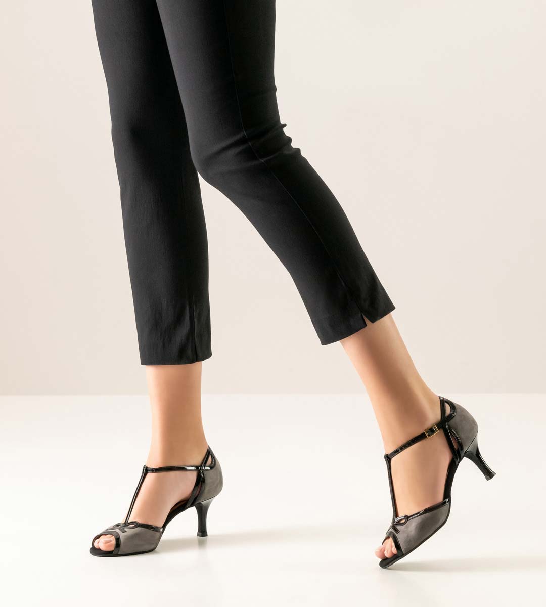 Chaussure de danse ouverte pour femmes Nueva Epoca pour le tango en combinaison avec un pantalon noir