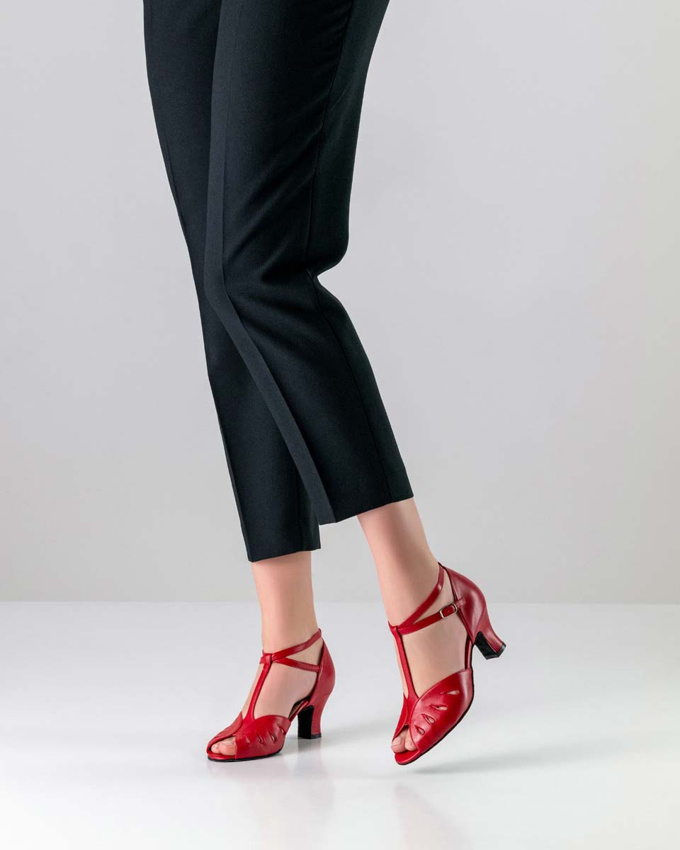 Lindsay Chaussures de danse pour femmes de 6 cm de haut avec une barre en T en cuir en combinaison avec un pantalon noir