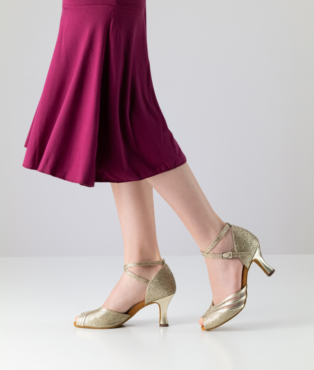 Sandale de danse dorée d'Anna Kern avec un talon de 6 cm dans une belle forme asymétrique en cuir nappa et brocart.