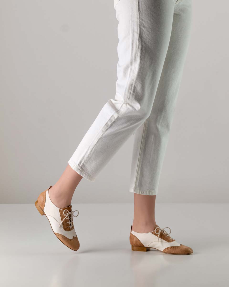 Chaussures de danse en cuir pour dames Swing en beige-blanc en combinaison avec un pantalon blanc
