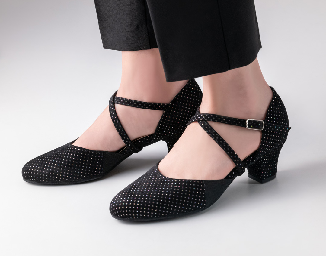 Chaussures de danse de salon fermées et plates en brocart noir souple avec petits points scintillants en or et inserts élastiques latéraux et talon confort de 4,5 cm de Werner Kern.