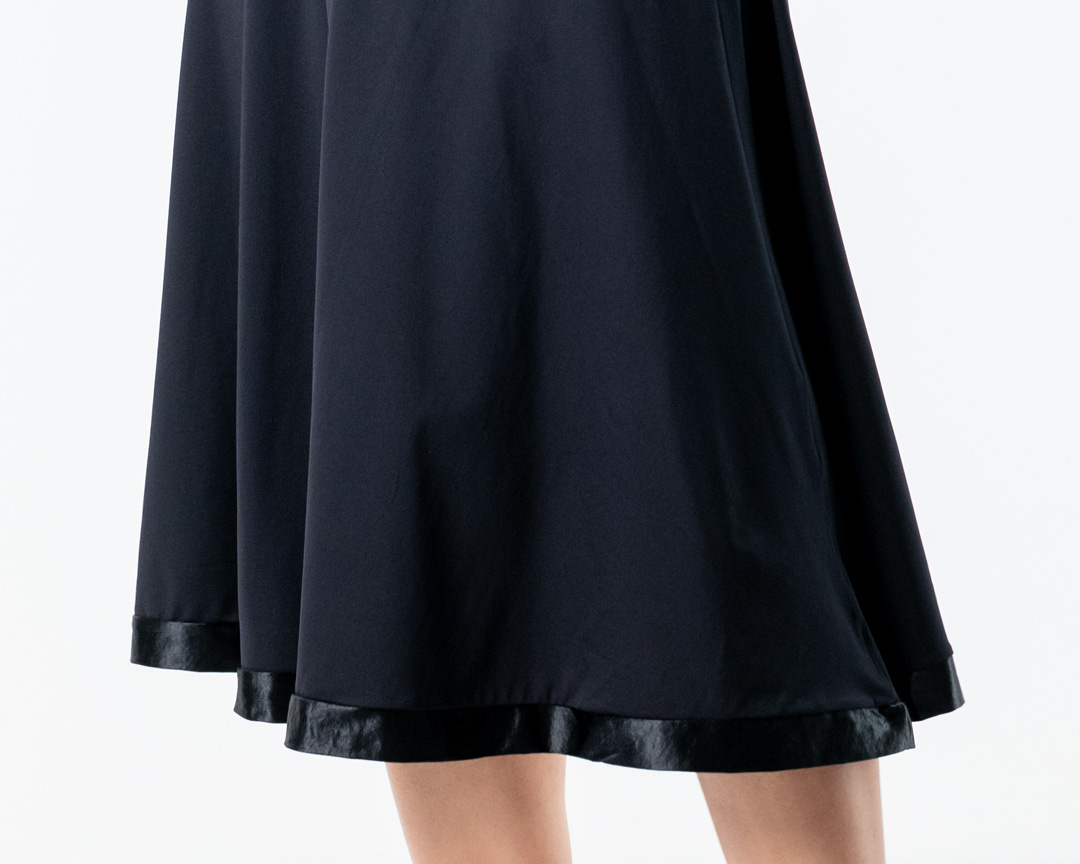 Vue arrière de loin Jupe midi Sari avec bordure en satin de Werner Kern