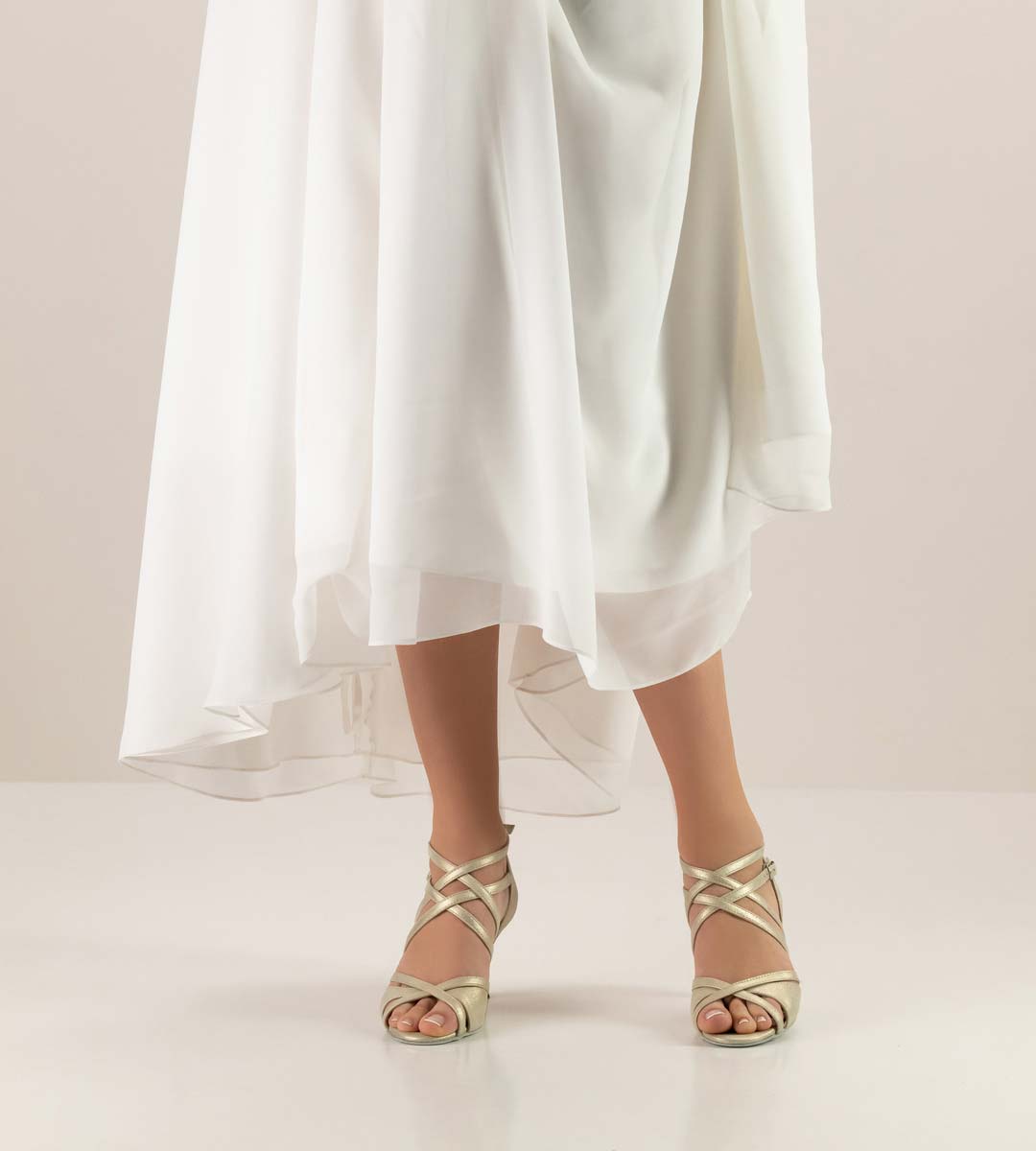 Eva Chaussures de mariée Werner Kern en or avec robe de mariée blanche