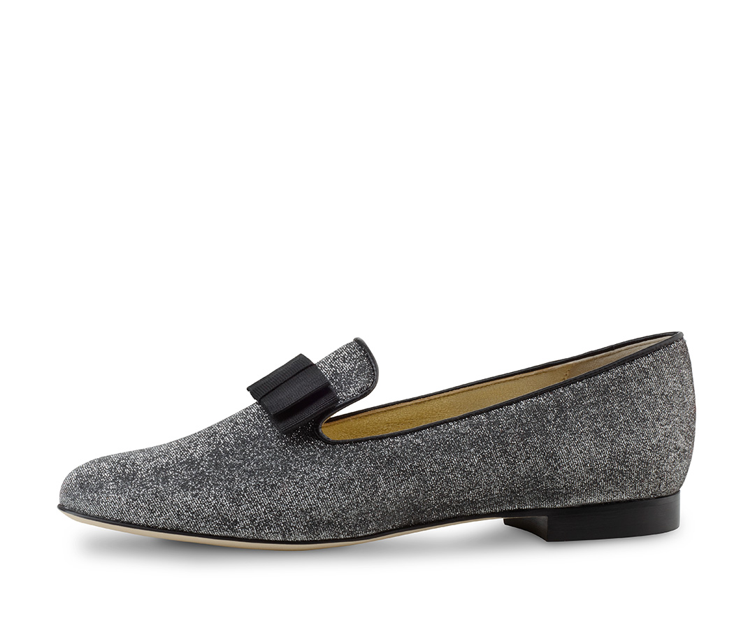 Loafer Linn Une jeune femme porte le mocassin Linn à paillettes