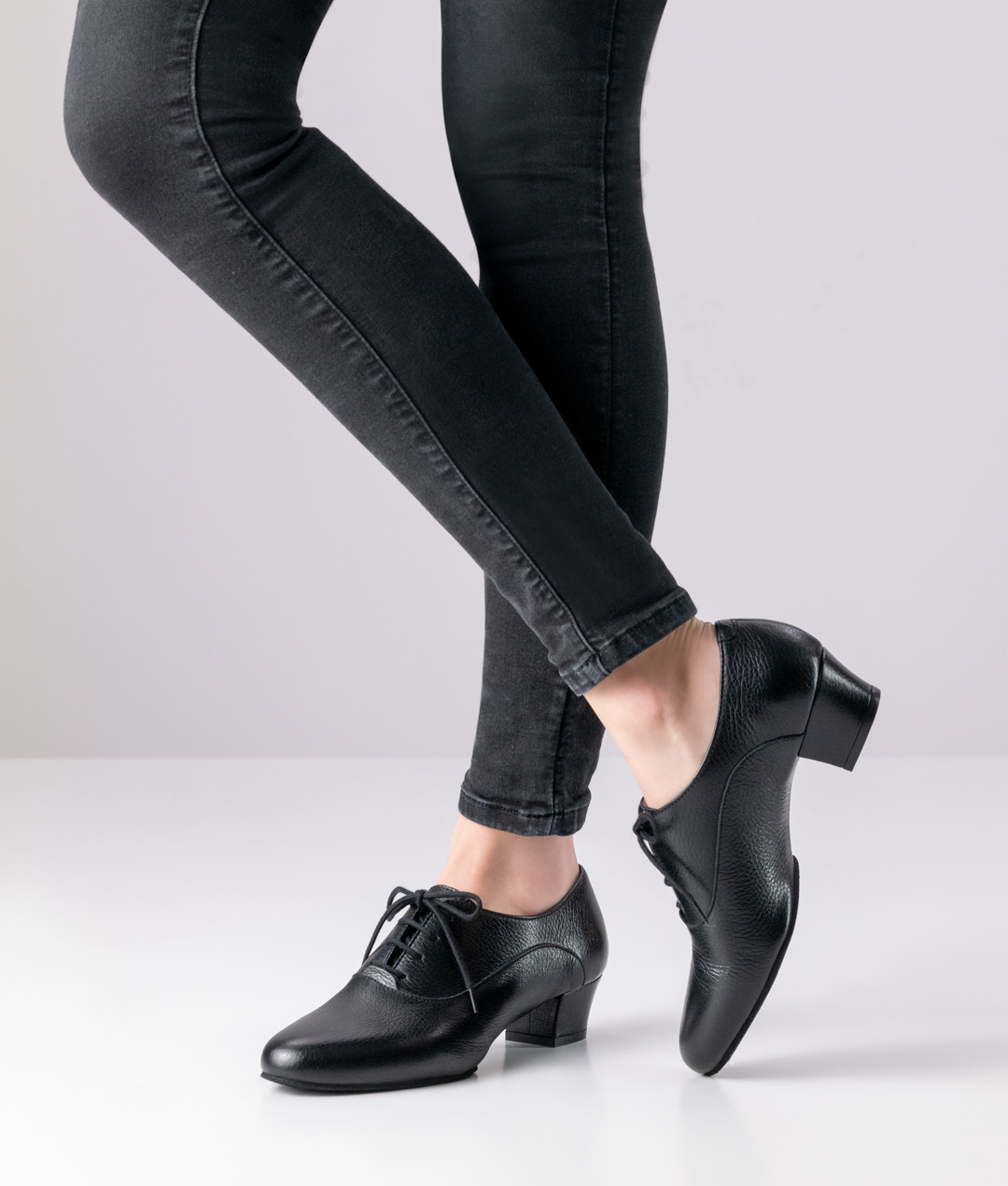 Chaussures de danse d'entraînement fermées et élégantes en cuir de cerf noir avec semelle divisée et talon de 3,5 cm de Werner Kern.