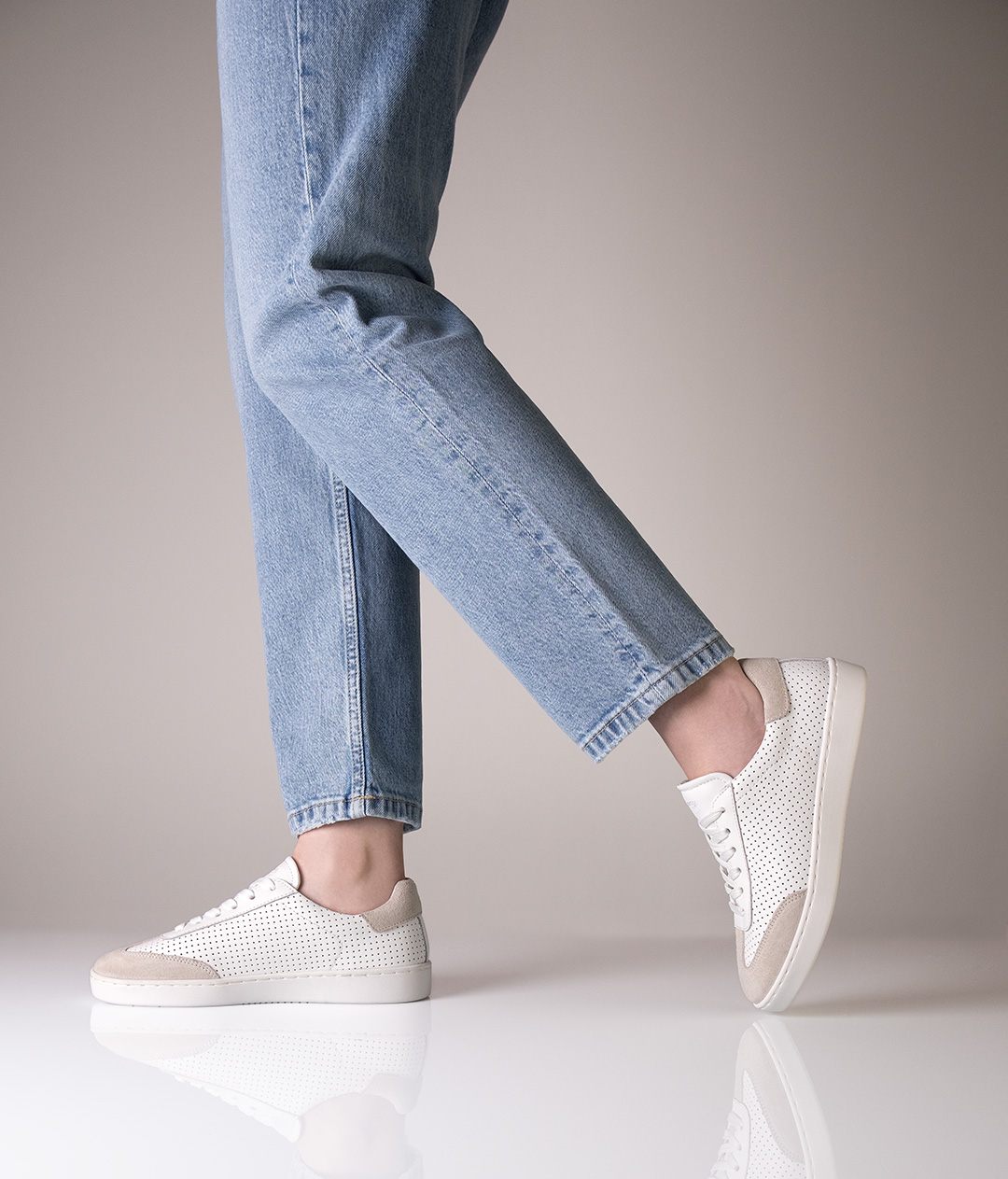 Chaussure de danse ultralégère 7020 pour femme en cuir nappa blanc avec une semelle en PU blanche et une semelle intérieure amovible.