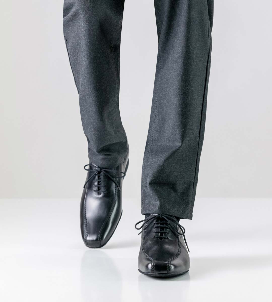 Pesaro Chaussures de danse pour hommes noires de Werner Kern par devant en combinaison avec un pantalon en gris