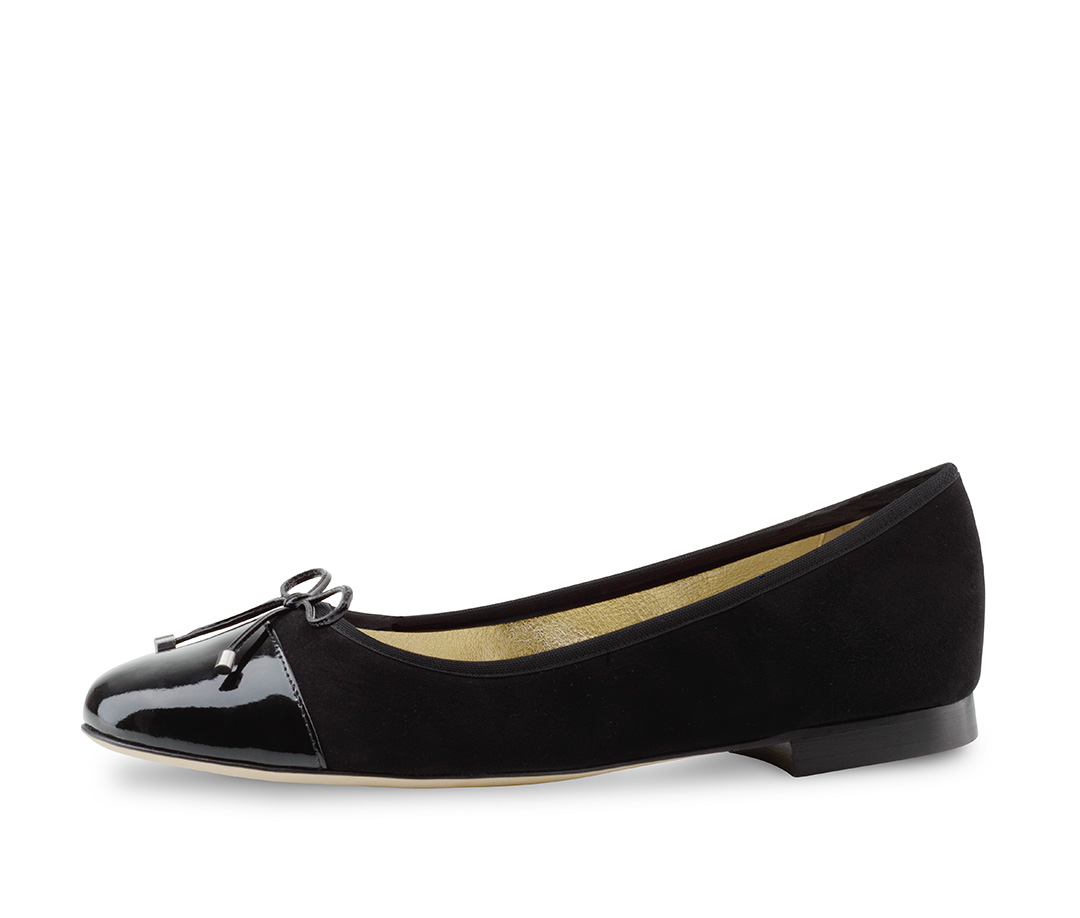 Ballerine Myke en velours de chèvre noir velouté et talon en laque.