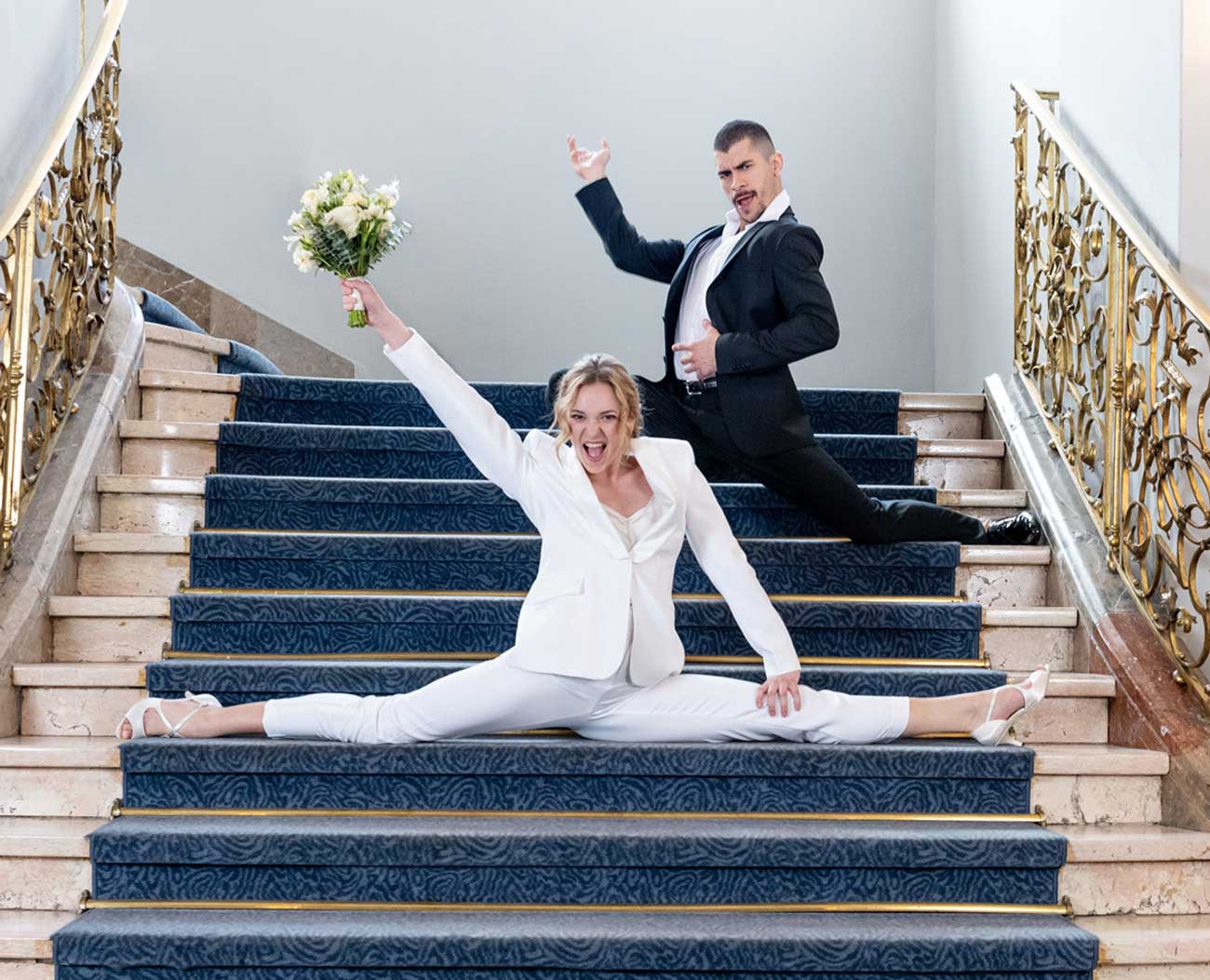 Une mariée fait le grand écart dans les escaliers en portant des chaussures de Werner Kern.  Une mariée fait le grand écart dans les escaliers en portant des chaussures de Werner Kern.