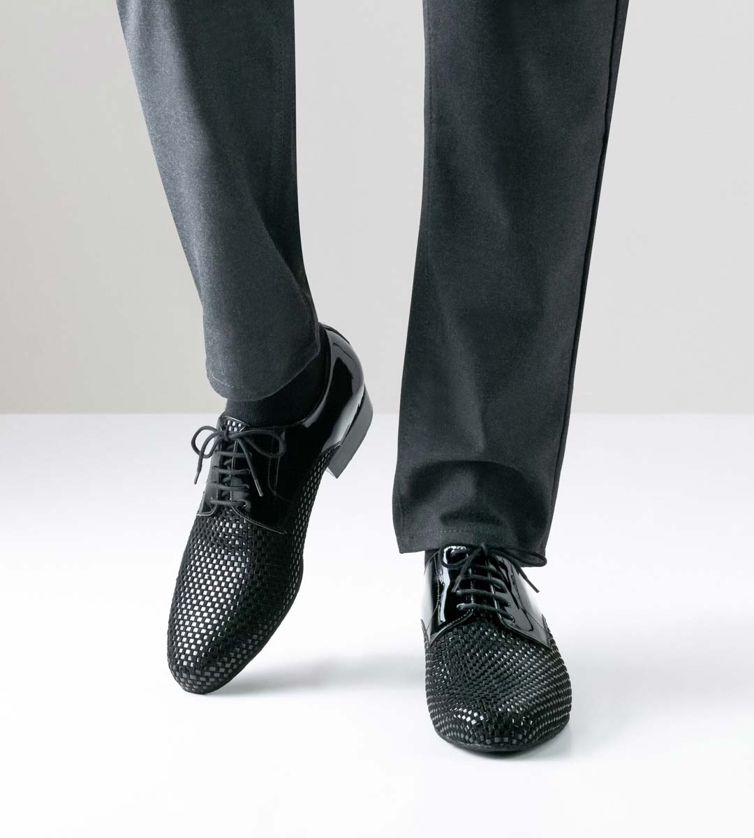 Rio Negro Chaussures de danse pour hommes de Nueva Epoca en velours et vernis en combinaison avec un pantalon gris