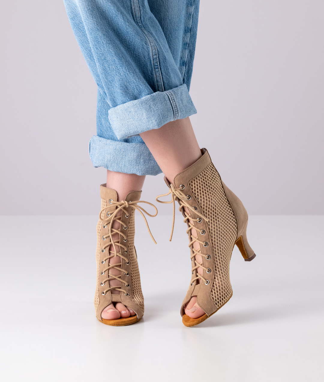 Bottines à danse ouverte en superbe daim beige en aspect maille avec fermeture éclair par Anna Kern.