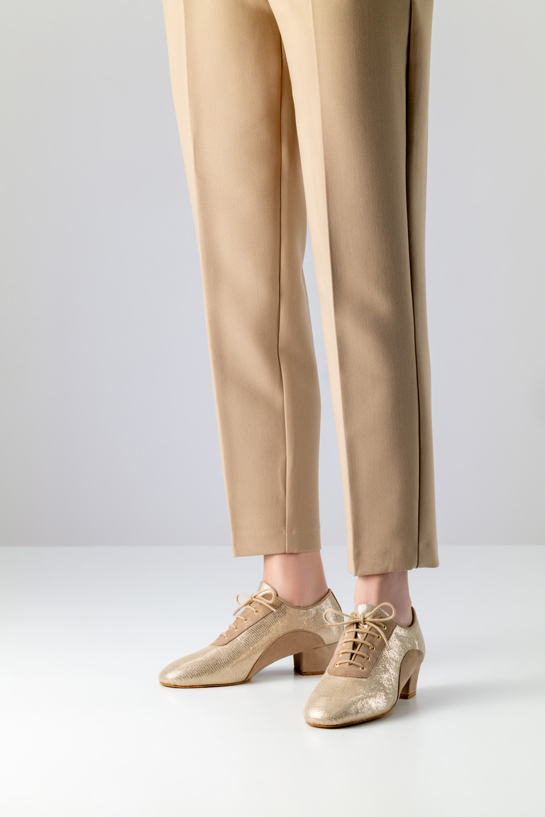 Training dance shoe Brienne in suede from Werner Kern with a split sole, a 3.5 cm heel and 5-hole lacing for optimum support and mobility.