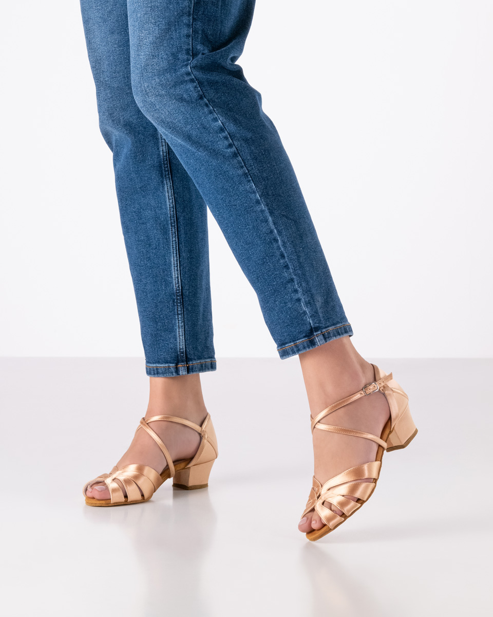 Confortable chaussure de danse pour femme en satin nude et talon de 3,5 cm