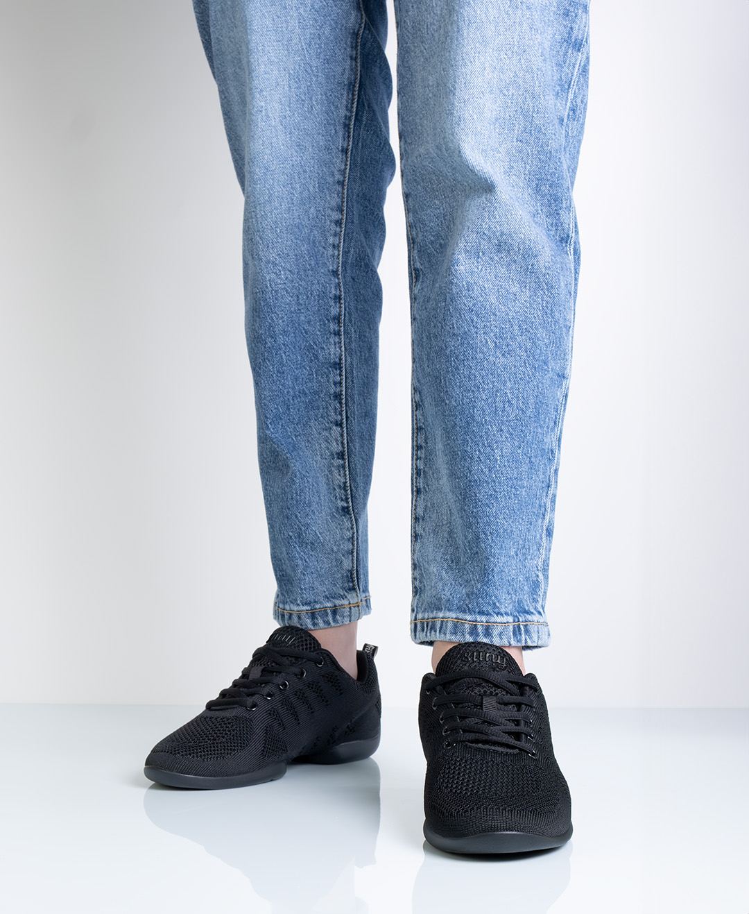 Baskets de danse noires et légères pour femmes, avec semelle en PU fendue.