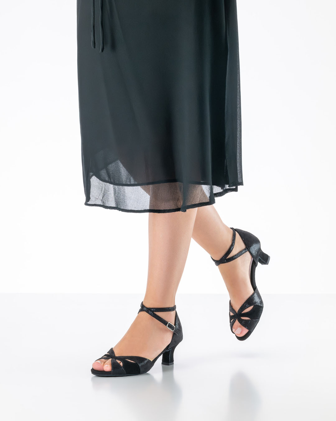 Sandales de danse Eunice portées avec une robe noire