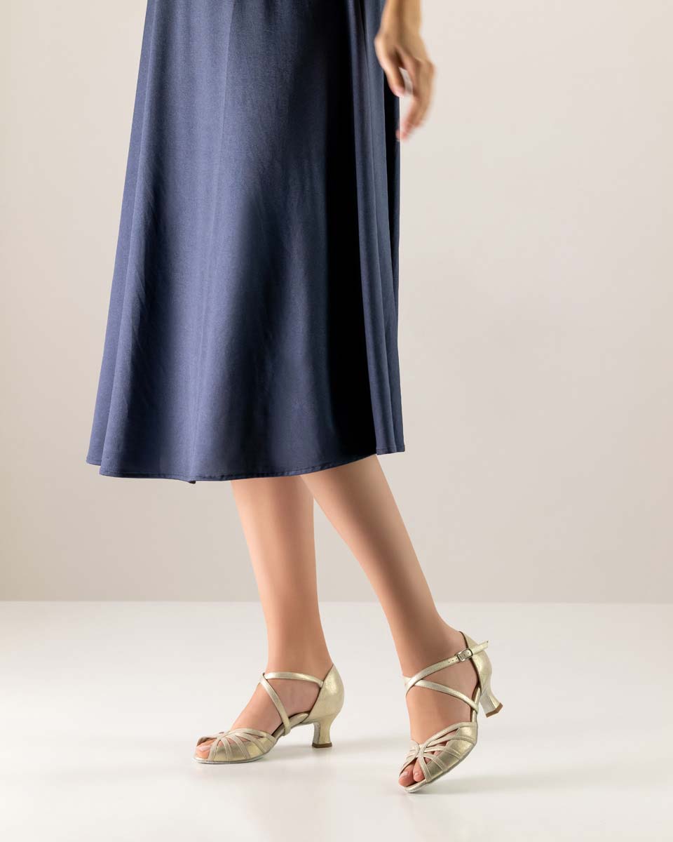Smilla jupe bleue combinée à une chaussure de danse ouverte Werner Kern