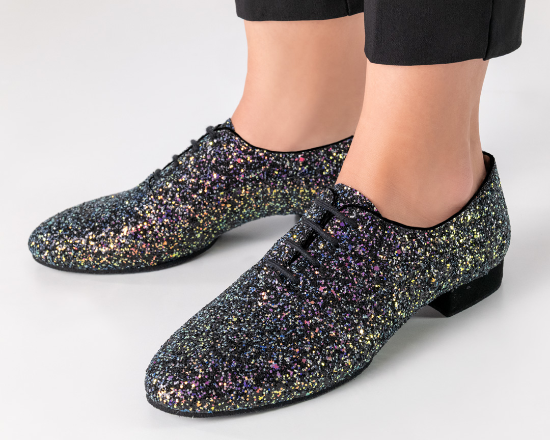 Gros plan sur les chaussures de danse d'entraînement Werner Kern en brocart scintillant et talon plat noir de 1,5 cm.
