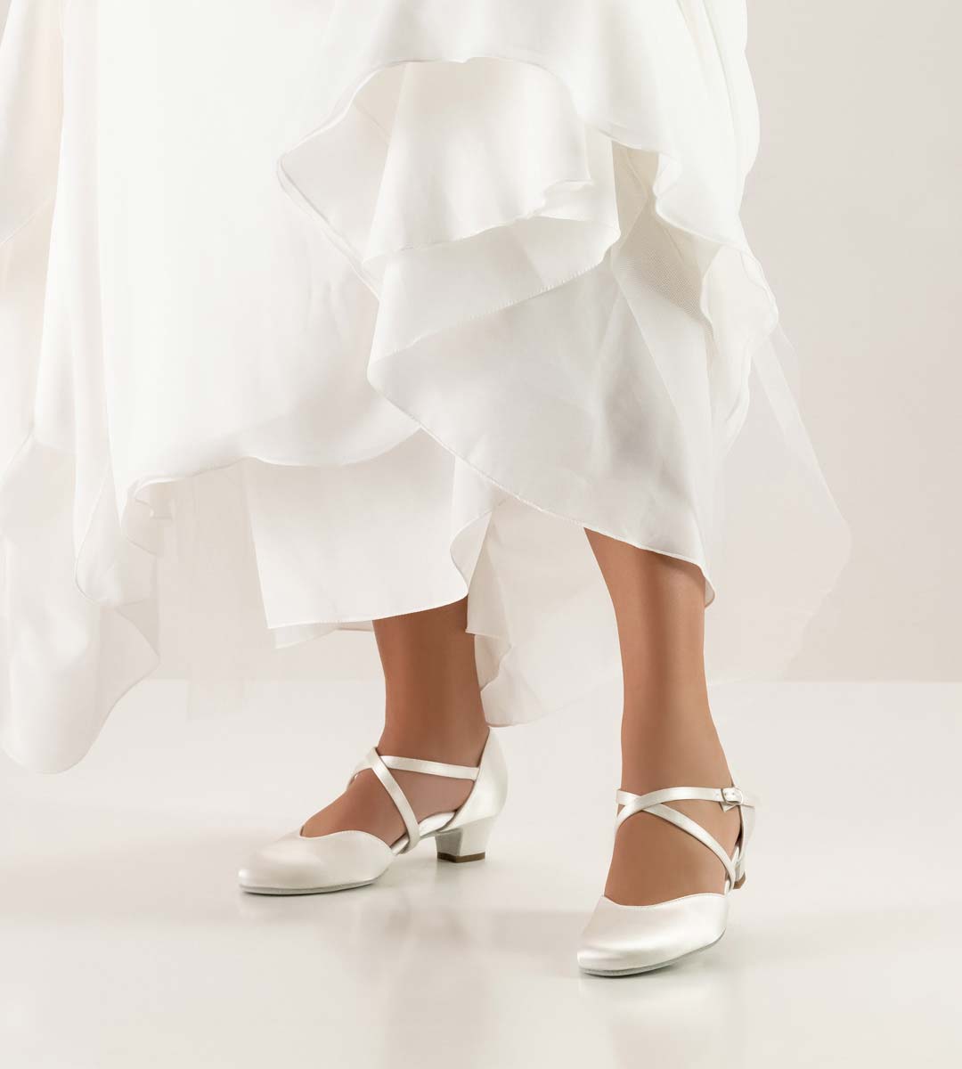 Chaussure de mariée de Werner Kern avec barrette croisée en combinaison avec une robe de mariée blanche