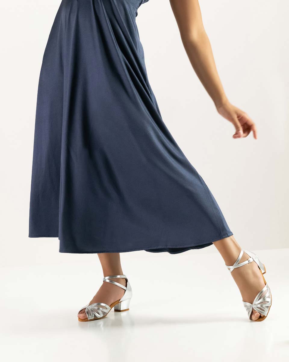 599 Chaussure de danse pour femmes Anna Kern en argent en combinaison avec une robe bleue