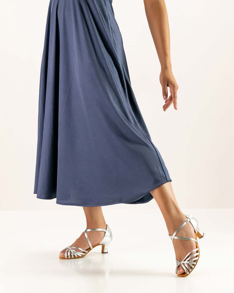 908 Jupe bleue combinée à une chaussure de danse argentée pour dames par Anna Kern