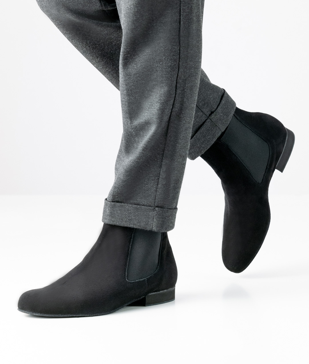 Olbia de Werner Kern est une chaussure de danse Chelsea boot en daim noir avec une assise plantaire amovible. 