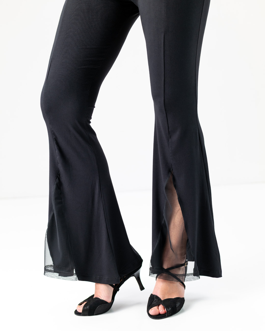 Pantalon de danse pour femmes Nisha en noir avec empiècements en maille et bas évasés pour les danses latines et standard.