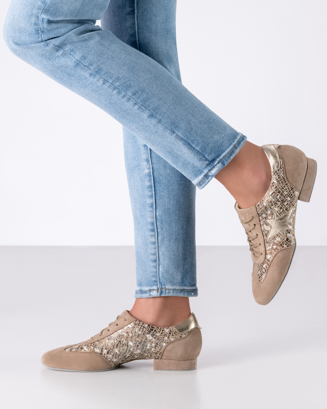 Chaussures de danse d'entraînement décontractées, beiges brillantes, de Werner Kern, avec semelle fendue.