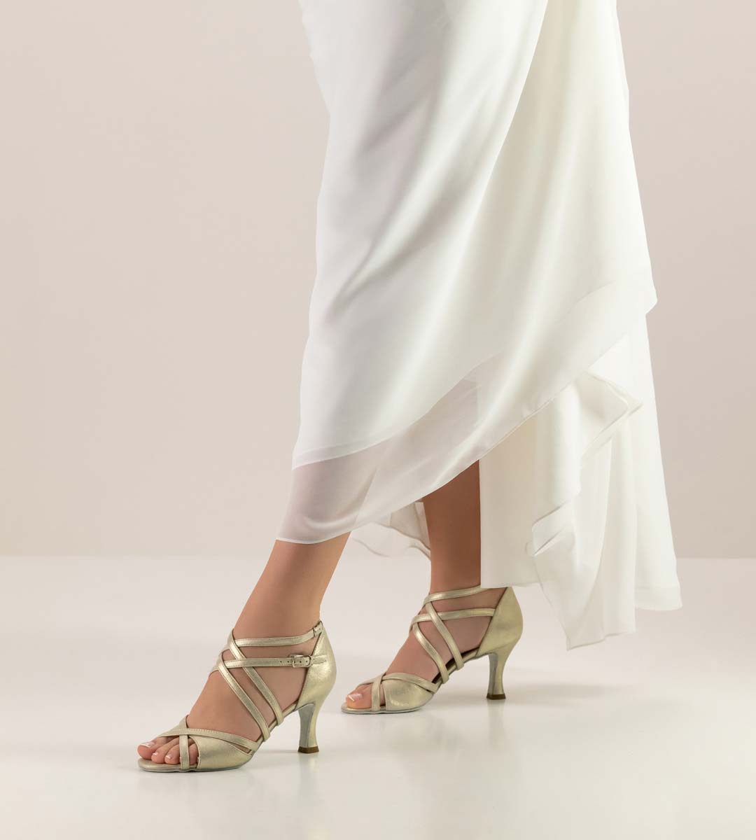 Eva Chaussures de mariage en or Werner Kern avec robe de mariée blanche