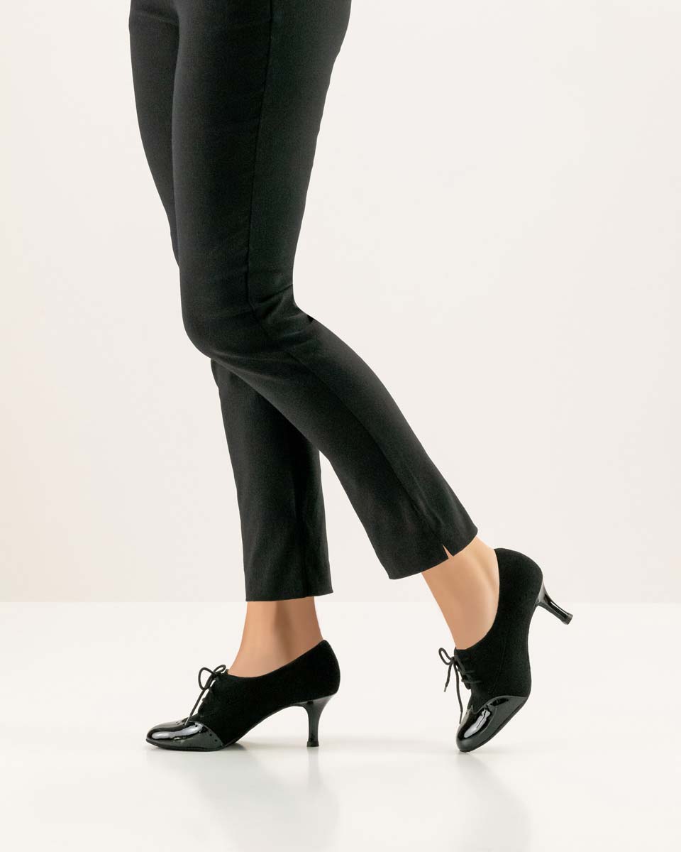 Karen Chaussure de danse pour femme de Werner Kern en chèvre velours et vernis en combinaison avec un pantalon noir