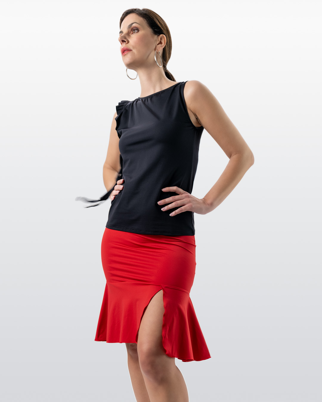 Jupe de danse Viva rouge associée au haut de danse noir Lior de Werner Kern, portée par un mannequin en studio.