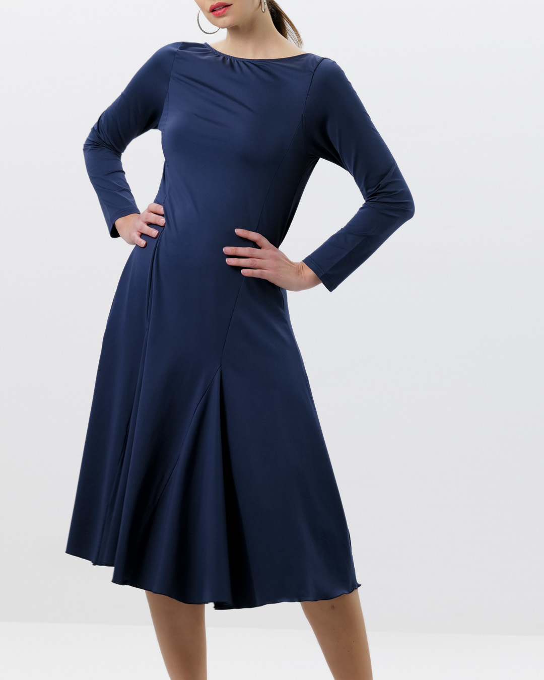 Robe de danse ajustée avec jupe ample et fluide, longueur midi, couleur bleu fumé élégante, par Werner Kern