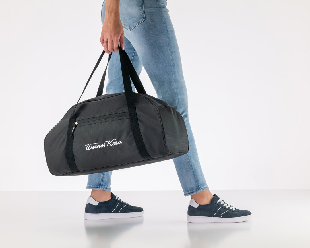 Photo d'un sac de sport noir arborant le logo « Werner Kern » brodé en blanc