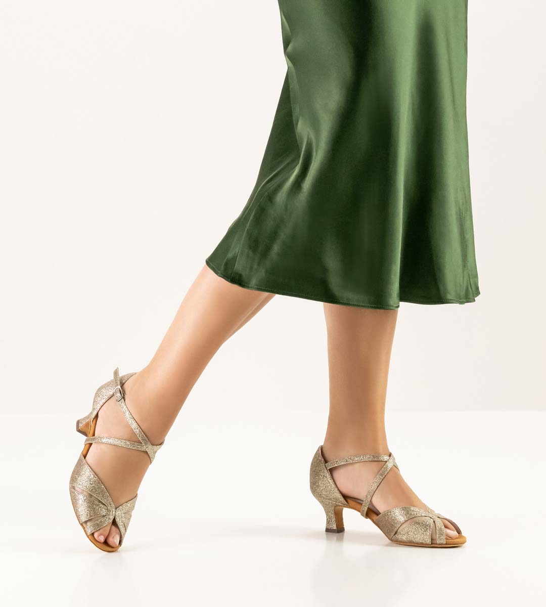 Chaussure de danse salsa pour femmes ouverte par Anna Kern en or