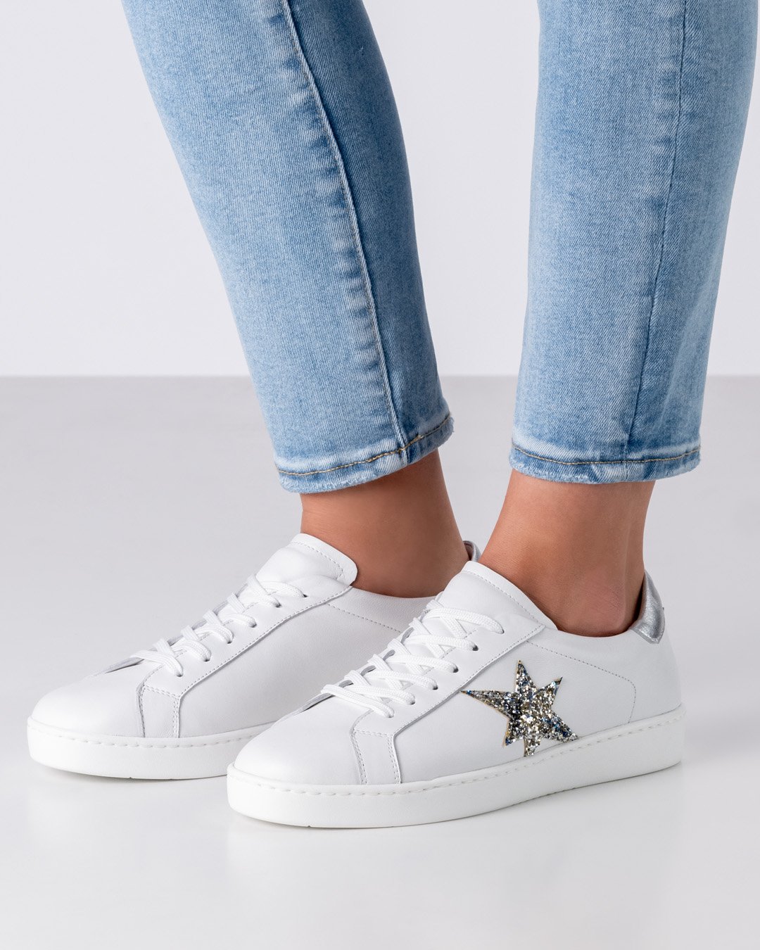 Heaven - COMING SOON Baskets de danse en cuir blanc de Werner Kern avec étoile argentée sur le côté