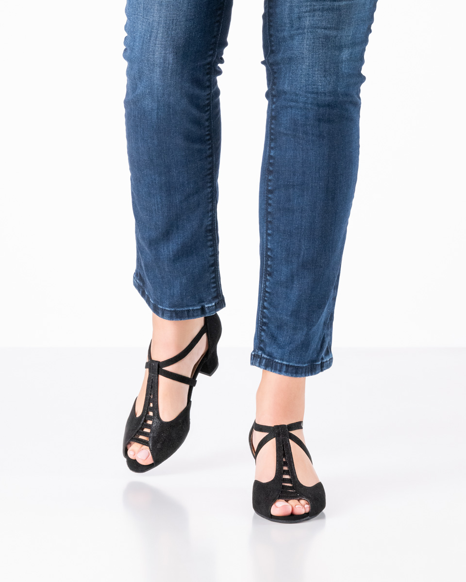 Chaussures de danse intemporelles pour femme - Werner Kern Holly en Samtziege Glanzvelour avec un T-Steg effilé vers le haut et des découpes fines pour une danse élégante