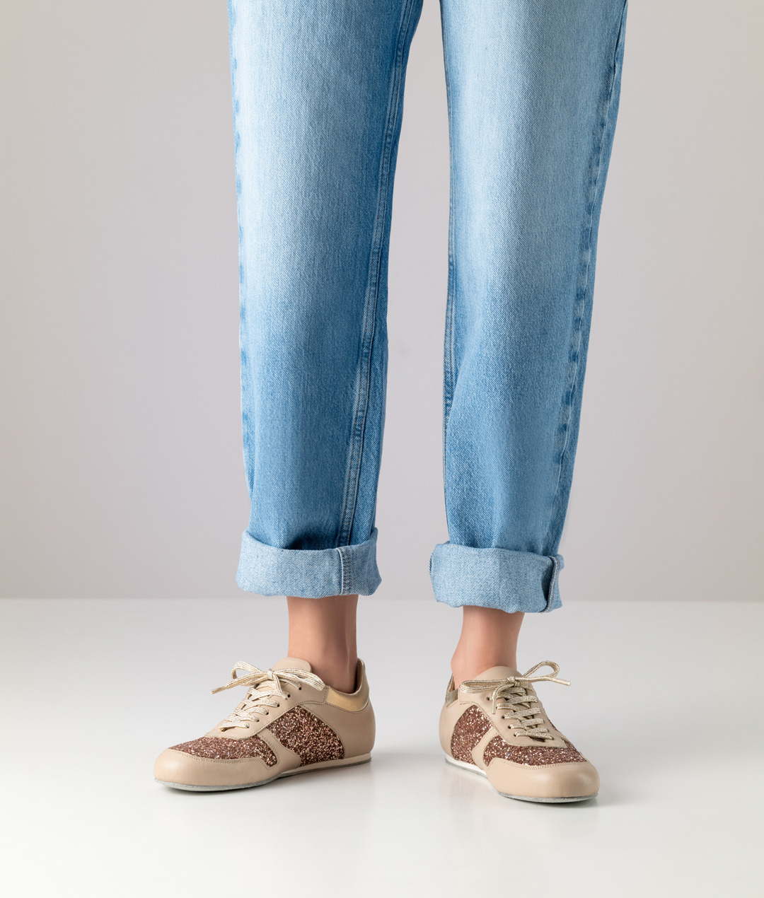 Chaussures de danse en cuir nappa beige et brocart or rose de Werner Kern pour les longues nuits de danse.