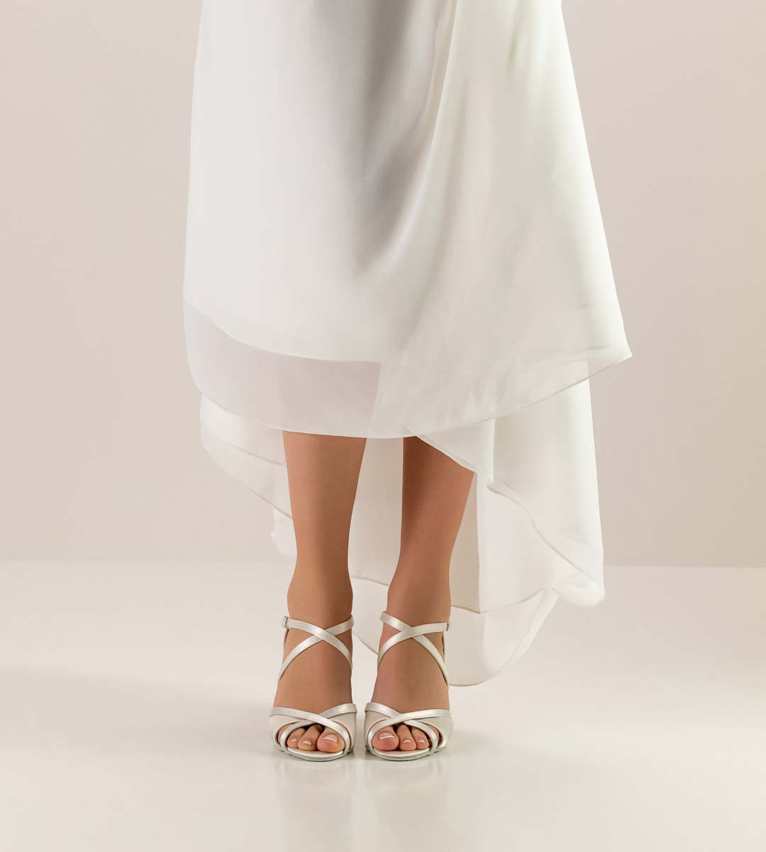July robe de mariée blanche combinée avec une chaussure de mariée blanche de Werner Kern