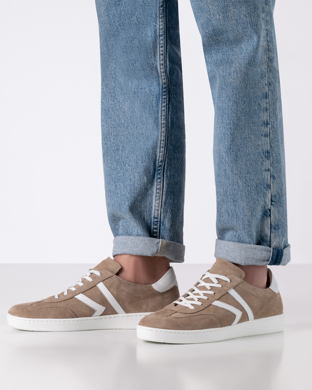 Baskets de danse beiges avec semelle blanche polyvalente en cuir velours pour l'intérieur et l'extérieur