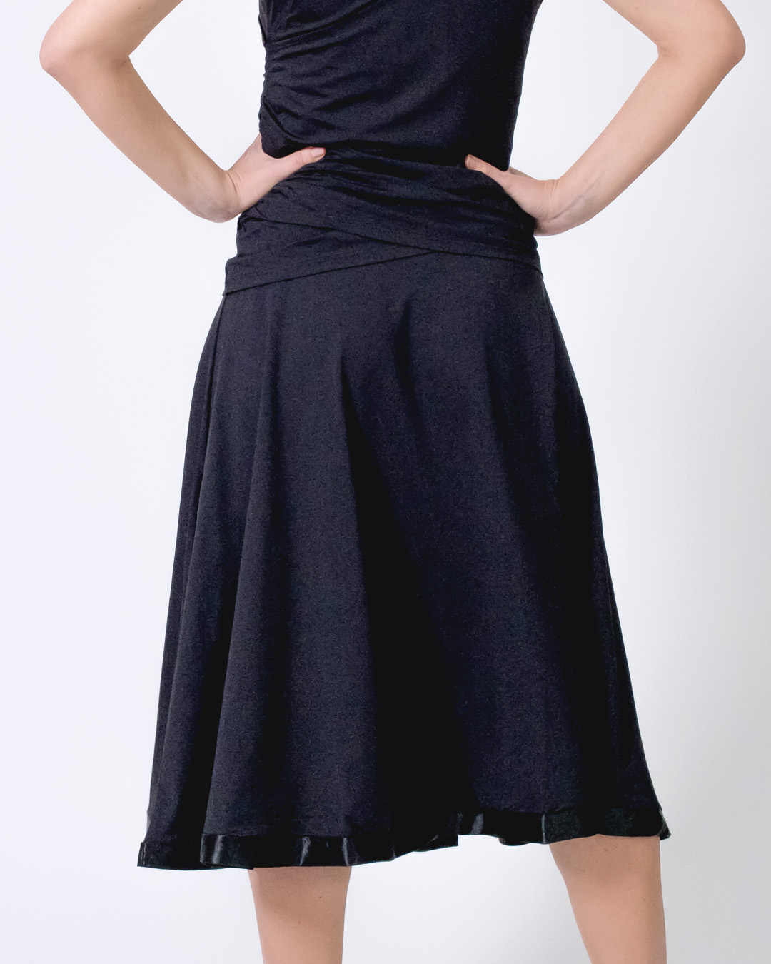 Rear view from a distance Midi skirt Sari with satin trim by Werner Kern