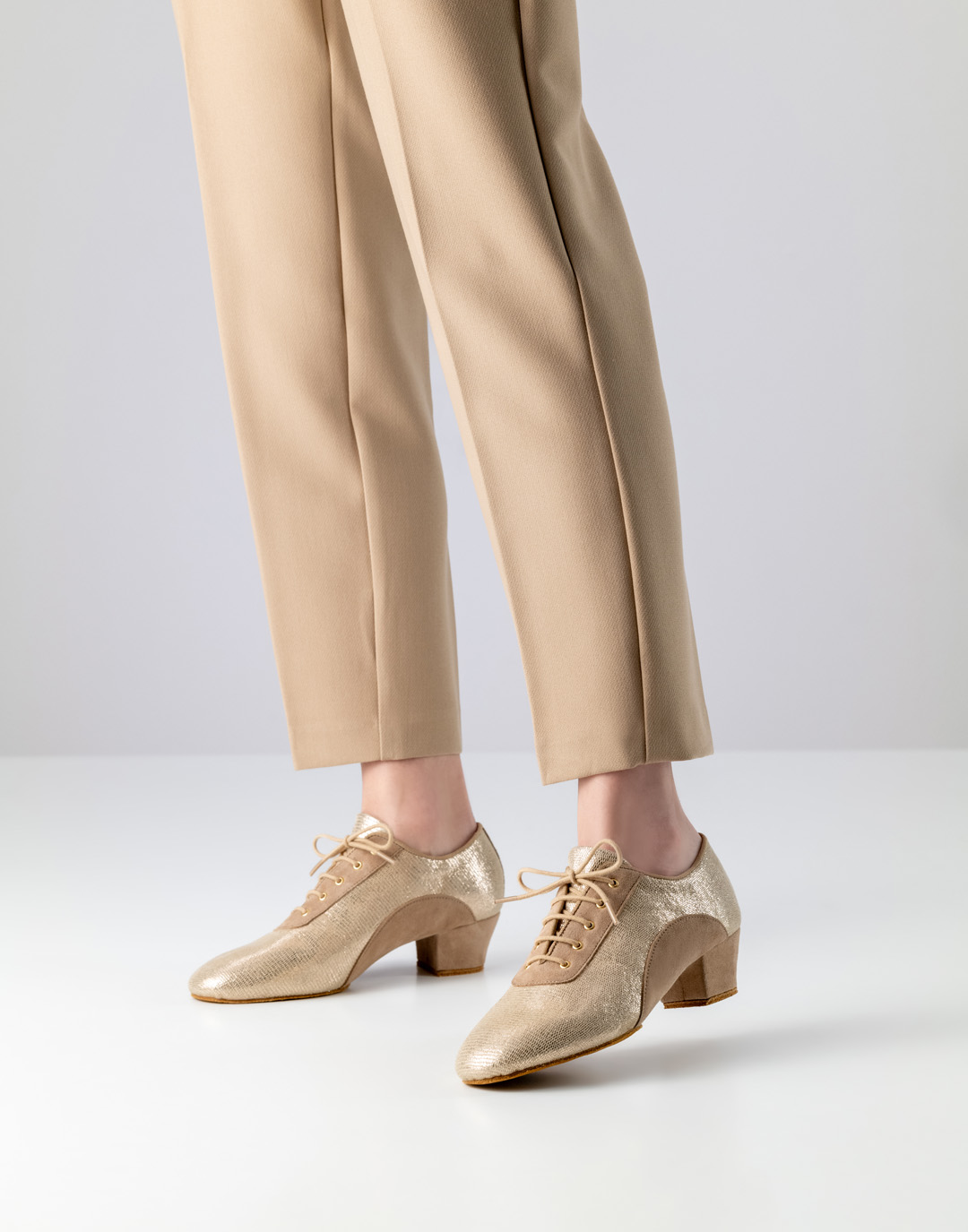 Brienne Baskets d'entraînement Brienne en daim beige doré de Werner Kern avec une semelle fendue, un talon de 3,5 cm et un laçage à 5 trous pour un maintien et une mobilité optimaux.