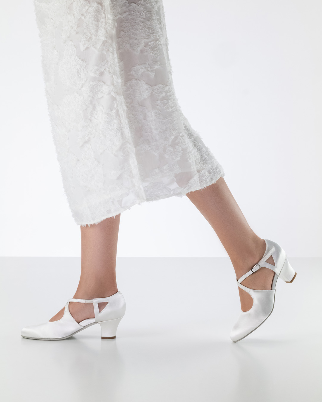 Gala Robe de mariée blanche combinée à des chaussures de mariée blanches Werner Kern