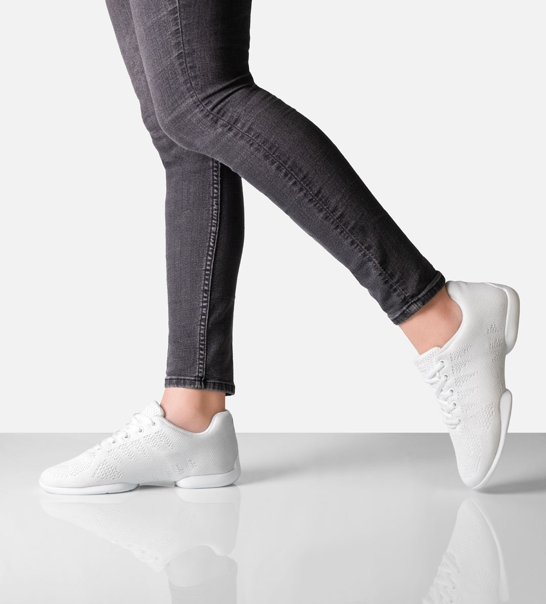 Baskets de danse blanches pour femmes par Suny by Anna Kern, numéro d'article 160, en matériau tricoté respirant avec semelle fendue.