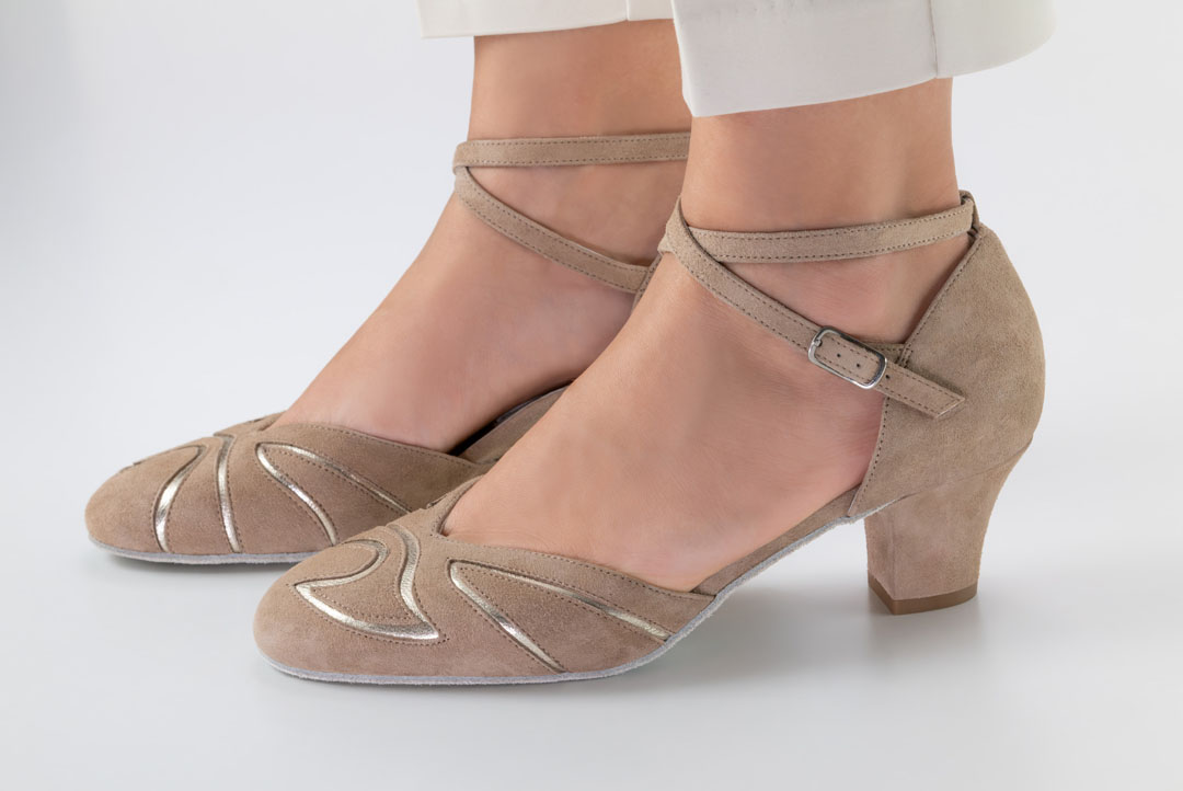 Chaussures de danse Werner Kern de couleur beige, ornées de marqueterie dorée et dotées d'un talon de 4,5 cm, portées avec un pantalon blanc