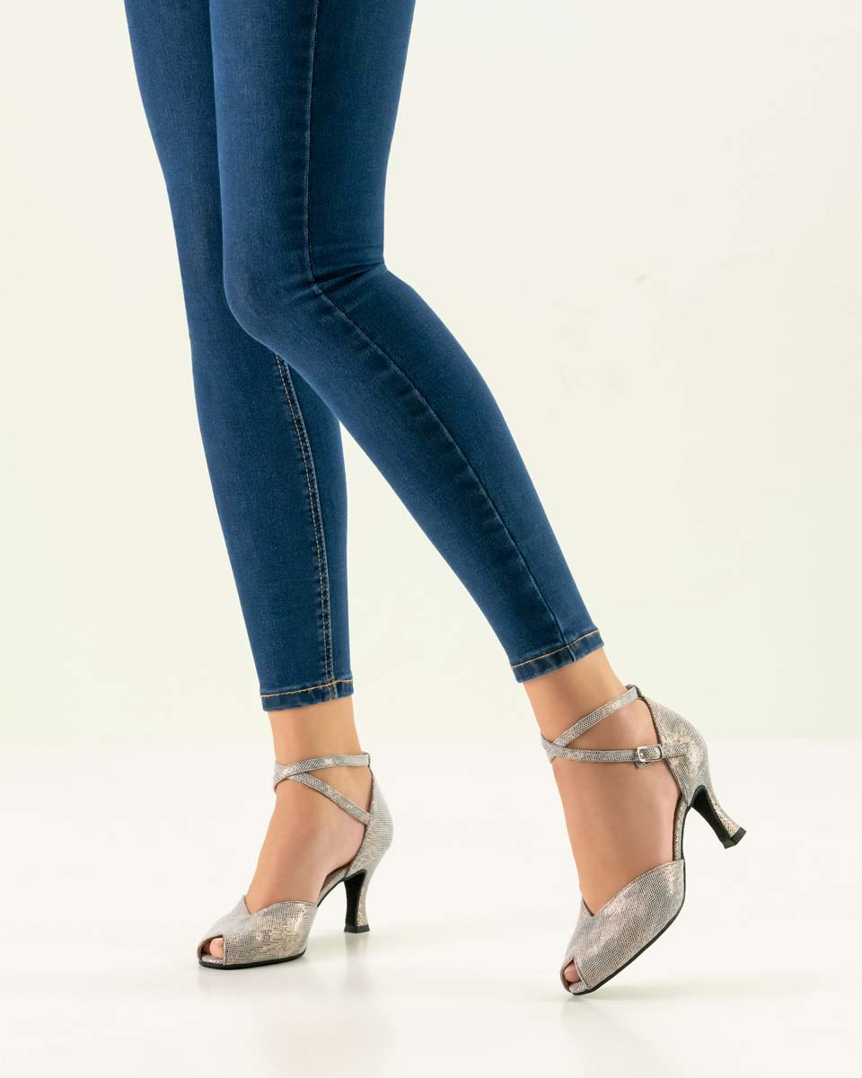 Asta jeans bleus associés à des chaussures de danse Werner Kern argentées