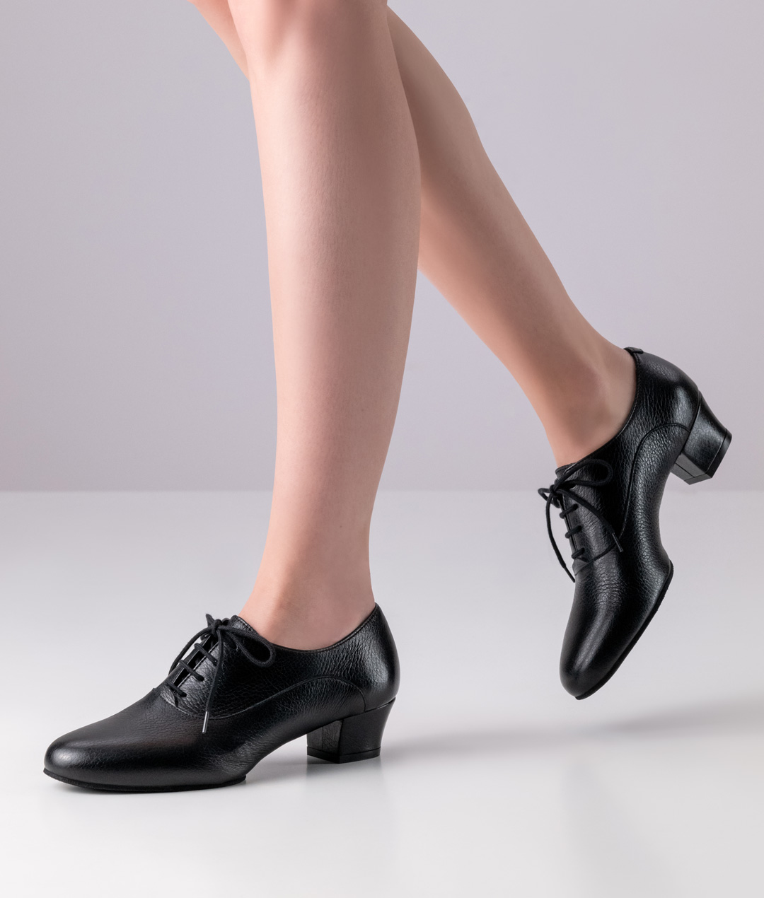 Chaussure de danse d'entraînement en cuir nappa noir avec semelle fendue et talon de 3,5 cm par Werner Kern. Pour un entraînement parfait de la danse.